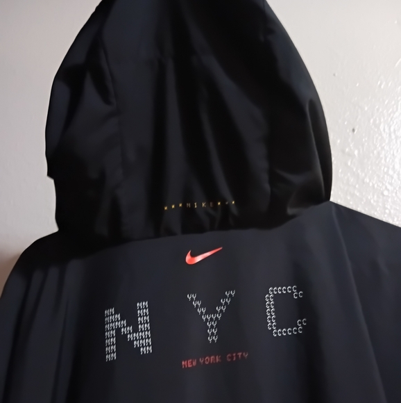 Nike New York Poncho - Picture 10 of 10